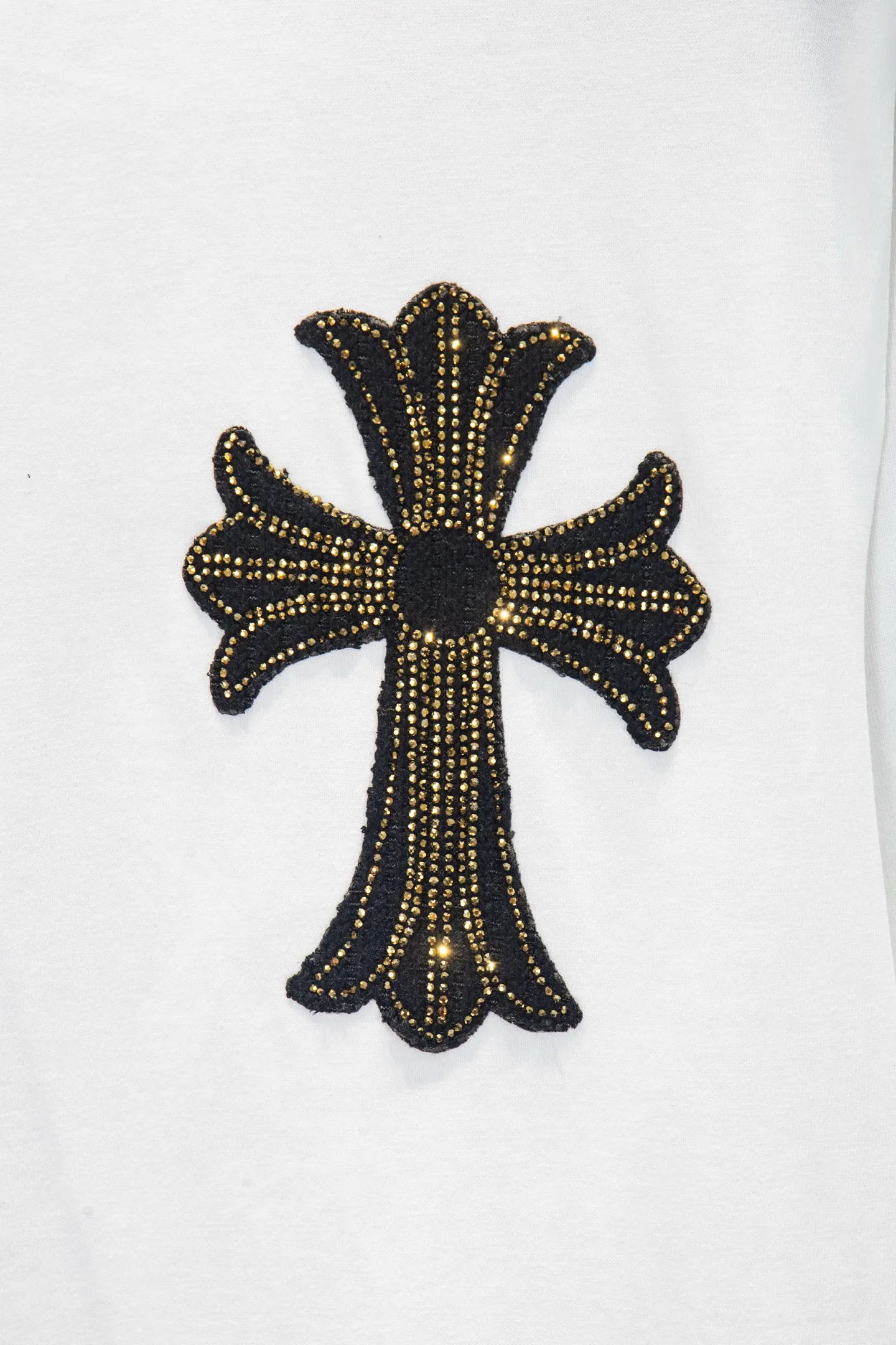 P230 🆕Chrome Hearts os version is really charming and Chrome Hearts is really a must-have. Each season's new version is made to the extreme. It is very practical and can be worn casually. Nice✔️ - ⚠️100% cotton. It is made of 21 double yarns, 300g weight fabric and imported knitted carded cotton. It has moderate thickness, drape and contour, and the upper body is comfortable! ! It is very tolerant to fat body types and can instantly lose five pounds after wearing it!  Specially ordered many Austrian hot diamonds, which have the bling bling effect of natural crystals under the light, with multi-faceted reflective points, and the production cost is extremely high. The laser molding includes a computer engraving machine and a laser machine, which are accurate in units of particles. Finally, it is hot and set at high temperature. After the hot ironing, the firmness needs to be tested repeatedly on the hot stamping. It can show colorful reflections under the light. The collar webbing extends to the shoulders for reinforcement, and the stitching at the joints. The hem and cuffs are all made with 0.2mm gauge double-thread turning. They are carefully produced at a high cost. The attitude of making goods with a magnifying glass restores the quality and effect of the product. The full set of customized accessories is only used to present every detail to customers. Film printing, 50,000 positioning, is very time-consuming. The body is treated with hot diamond elements, which greatly increases the interest of the clothing; unique visual effects. After special treatment, a unique effect is formed. An irregular hem is added to the version. This year's Kroxin is the main version. In the past two years, the oversize version has become the focus of the trend and has been a popular staple in the past two years. The change of designers has made this brand an instant hit. The progressive fashion of the times also needs the blood impact of fresh elements and trendy designs in order to continue its glory! It’s stylish both inside and outside, a must-have for high street travel! An absolute "eye-catching style" that can match couples 💏 Color: Black White Size: S M L XL